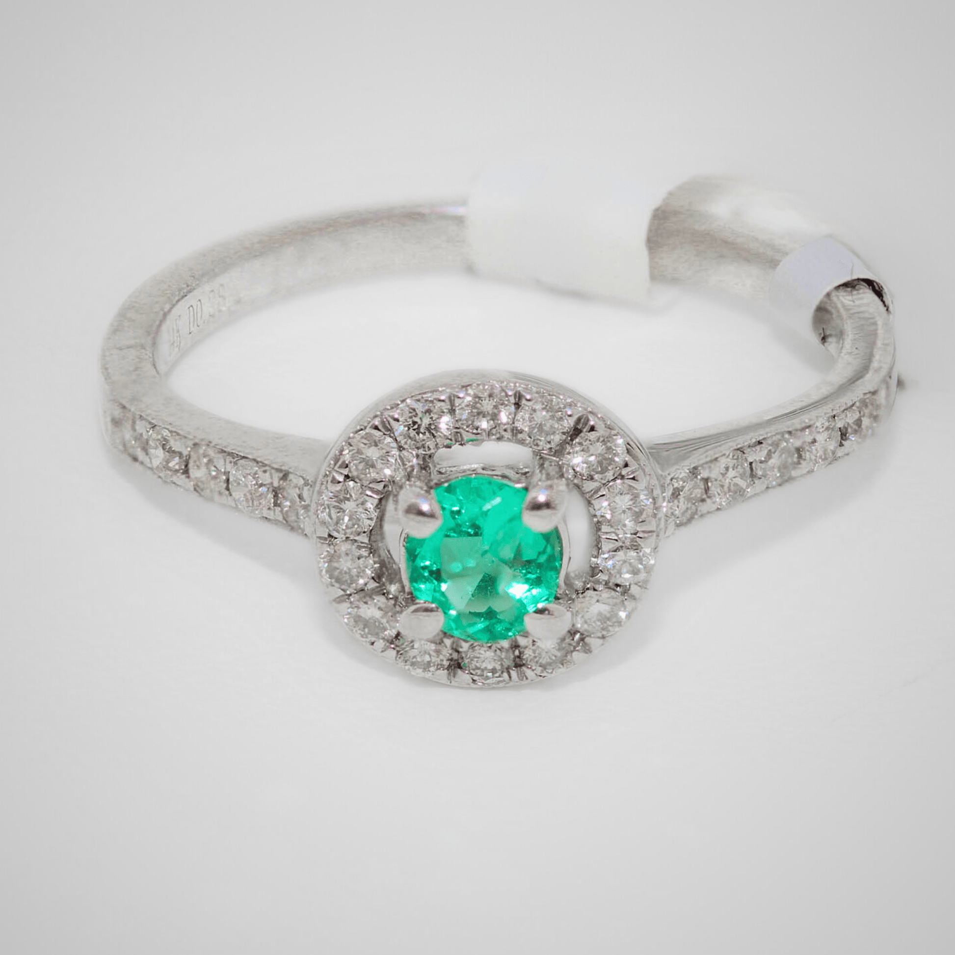 14K White Gold 2.30G Emerald Diamond Ring Zoomed