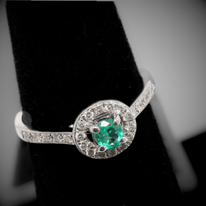 14K White Gold 2.30G Emerald Diamond Ring Angled Close Up