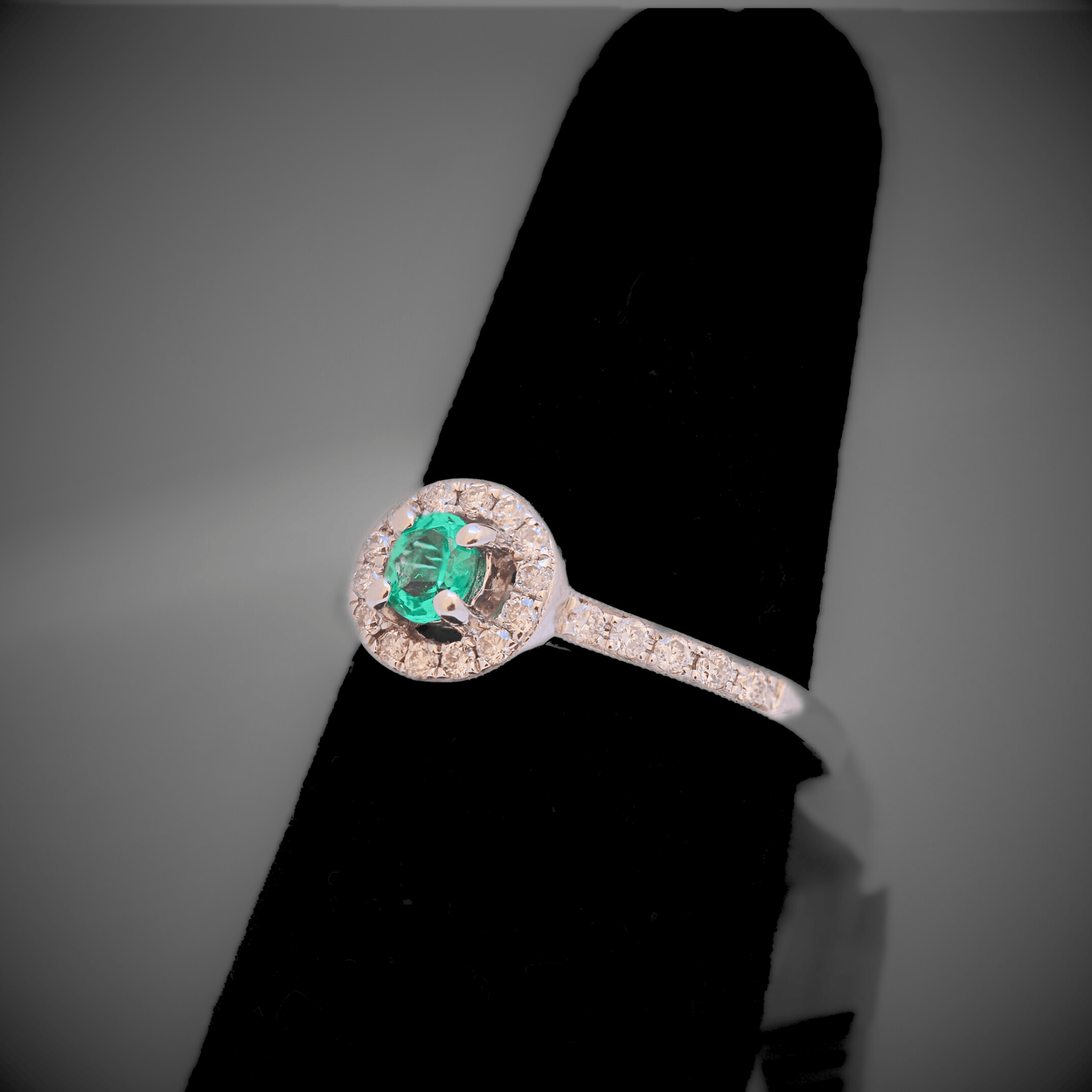 14K White Gold 2.30G Emerald Diamond Ring