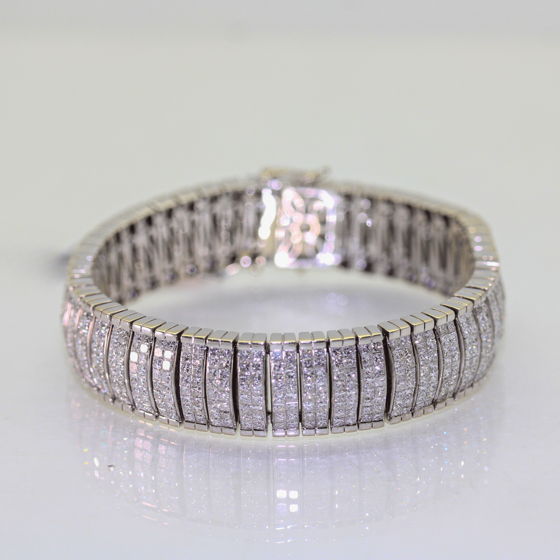 14K White Gold Diamond Bracelet Close Up