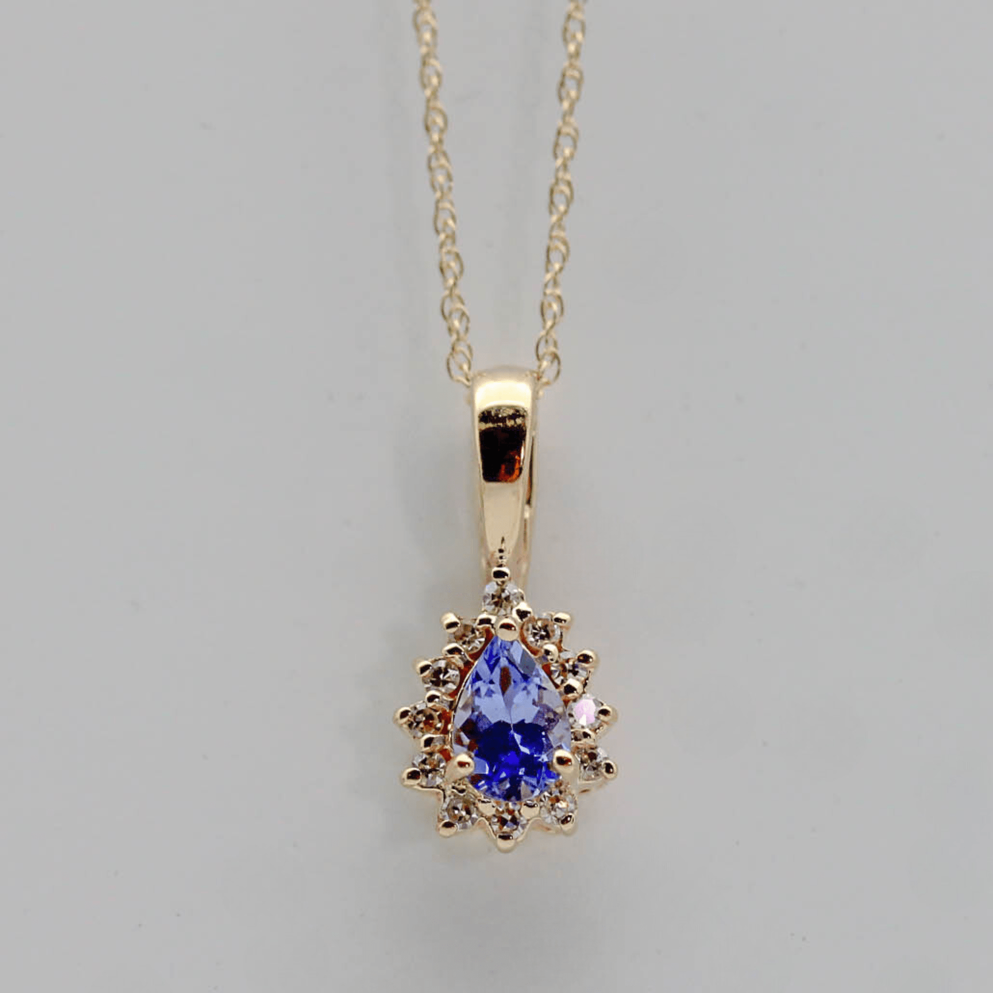 14K Yellow Gold 1.8G Purple Stone Necklace Close Up