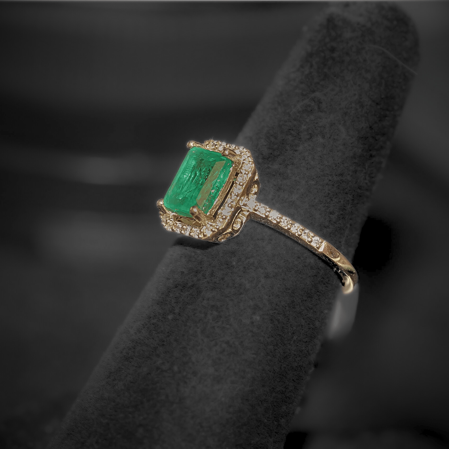 14K Yellow Gold 2.55G Emerald Diamond Ring