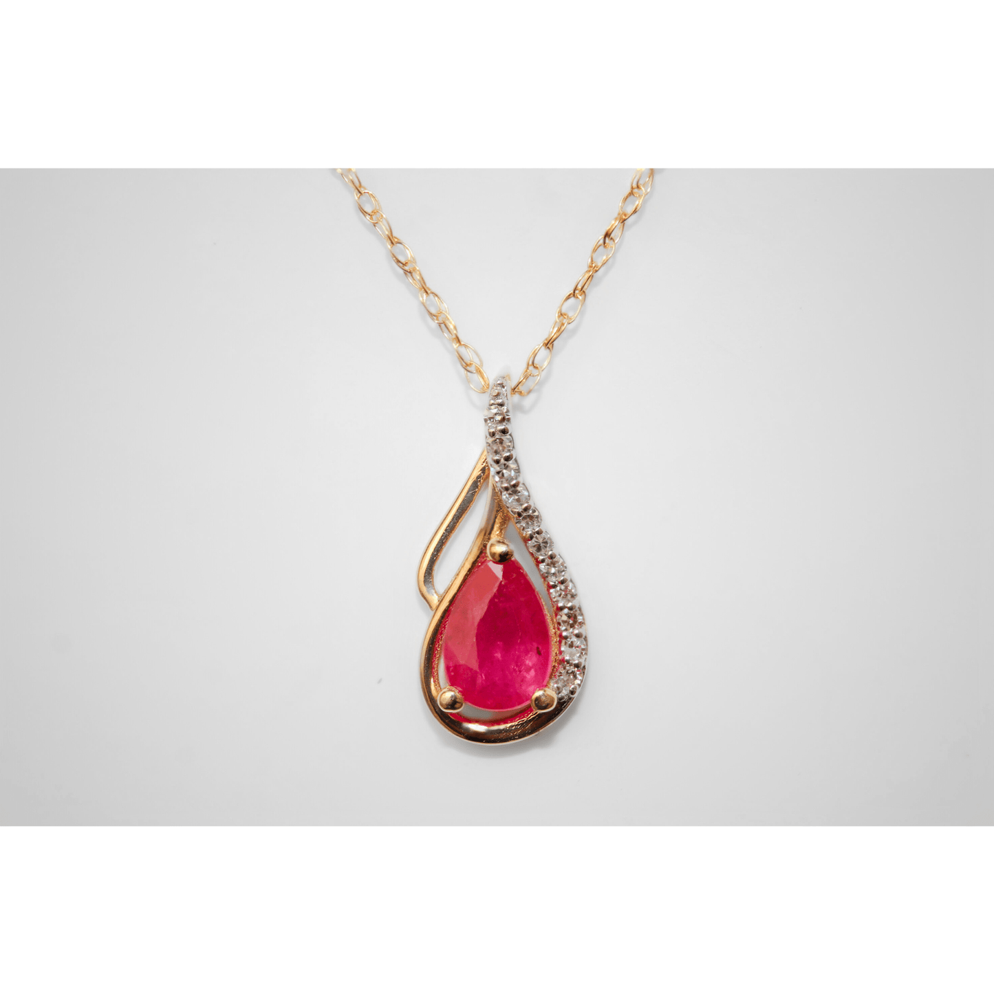 14K Yellow Gold 2.9G Diamond Ruby Pendant Necklace Close Up