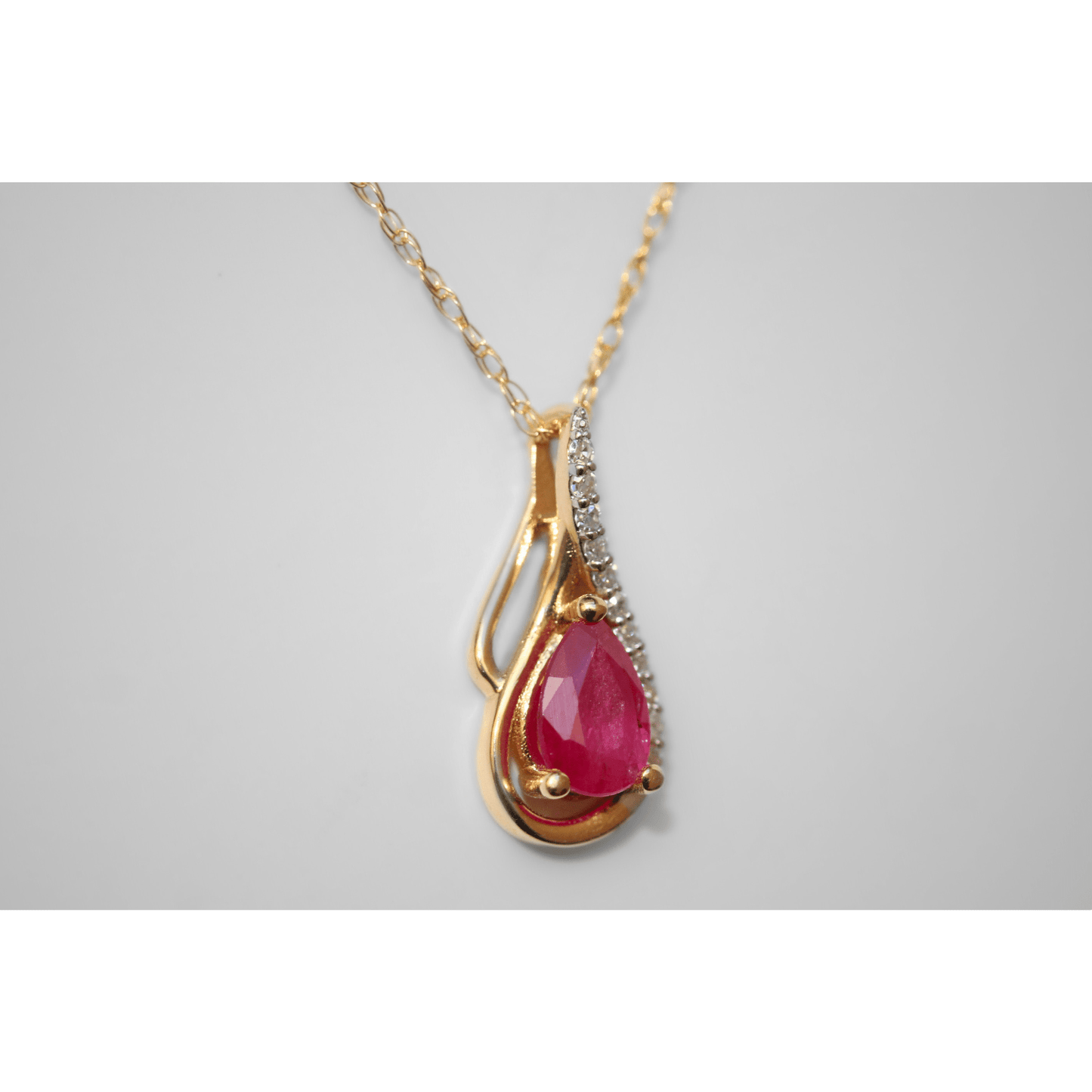 14K Yellow Gold 2.9G Diamond Ruby Pendant Necklace Side View Close Up