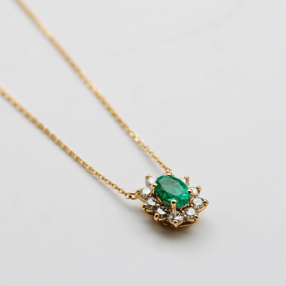 18K Yellow Gold 2.3G Emerald Necklace Zoomed In