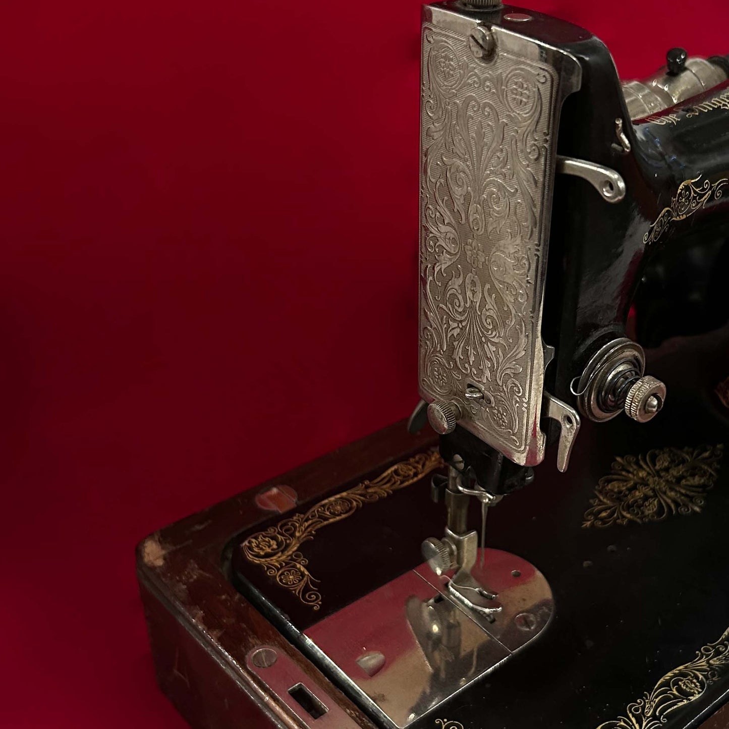 Vintage Singer Sewing Machine Side Zoom