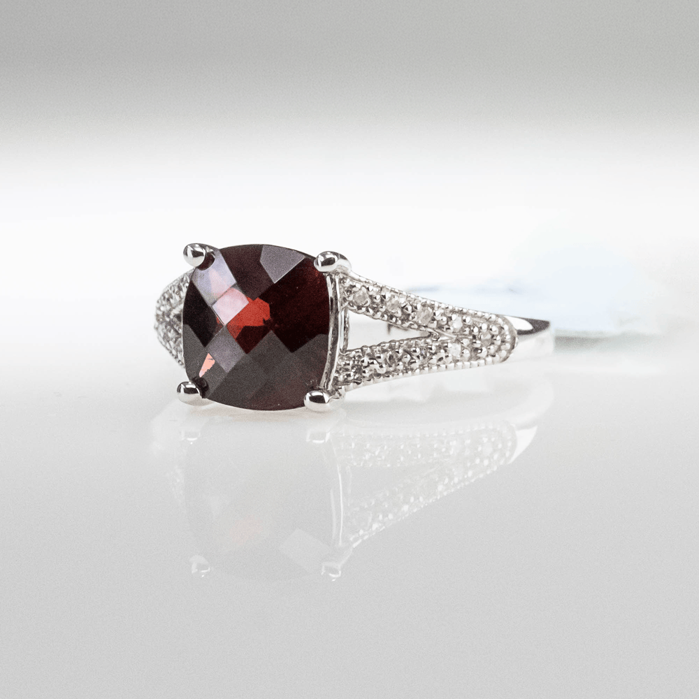 Garnet & Diamond Ring 2.2CT Garnet
Gold & Silver Pawn Shop