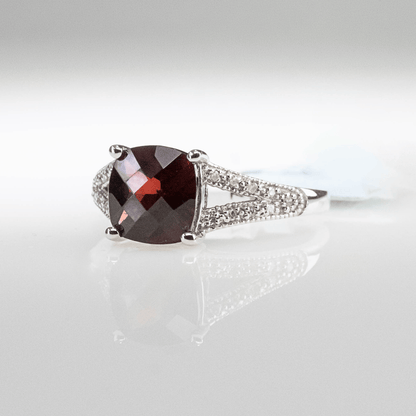 Garnet & Diamond Ring 2.2CT Garnet
Gold & Silver Pawn Shop
