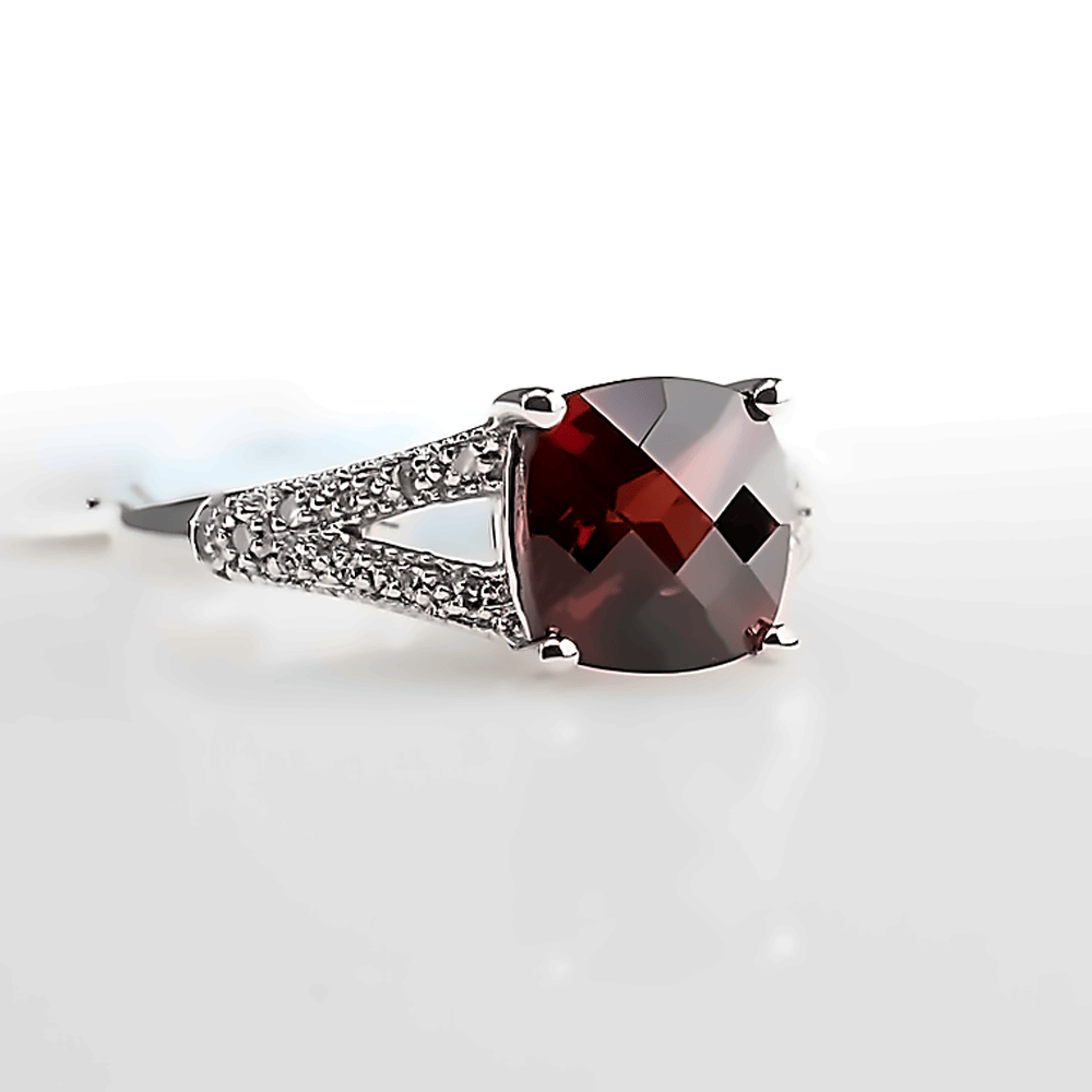 Garnet & Diamond Ring 2.2CT Garnet
Gold & Silver Pawn Shop