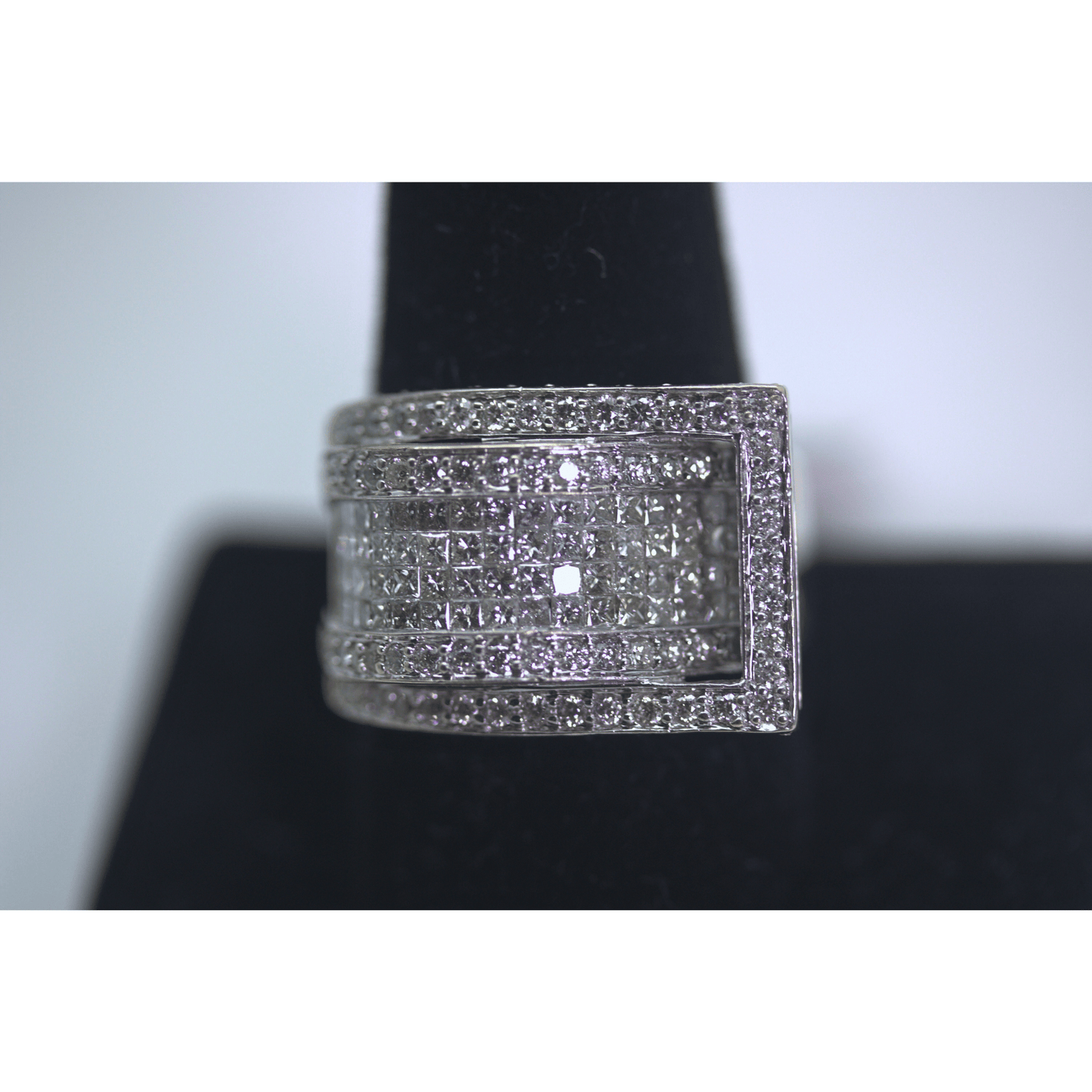 10K White Gold Gents Ring Diamond Display View 