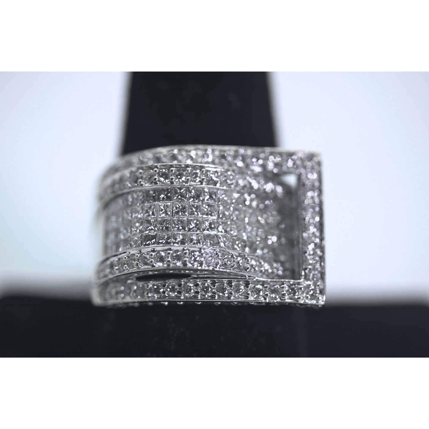 10K White Gold Gents Ring Diamond View Zoomed