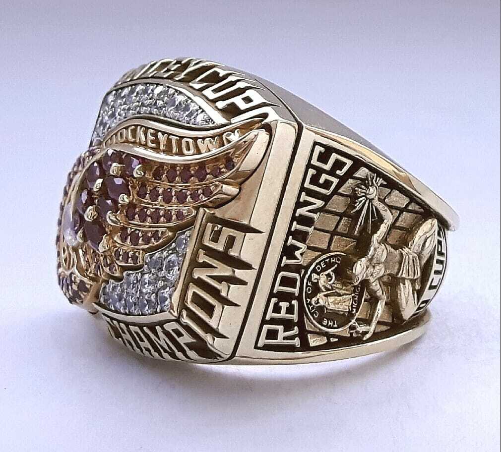 2002 Detroit Red Wings Stanley Cup Ring right shank